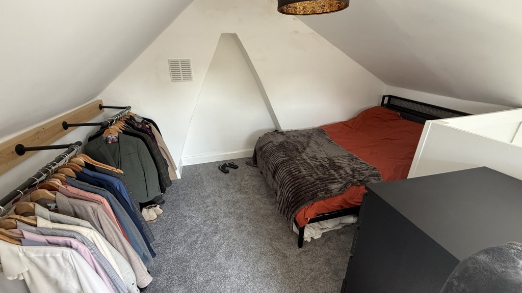 Lot: 157 - FREEHOLD PART VACANT RESIDENTIAL INVESTMENT WITH POTENTIAL INCOME OF £27,000 PER ANNUM - Internal image of upper flat bedroom in loft